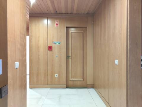 Escritório para arrendar - Avenida Dr. Lourenço Peixinho.