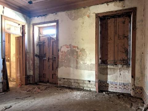 Moradia T3 para Restaurar em Mataduços – Esgueira