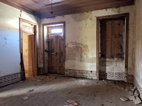 Moradia T3 para Restaurar em Mataduços – Esgueira