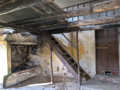 Moradia T3 para Restaurar em Mataduços – Esgueira