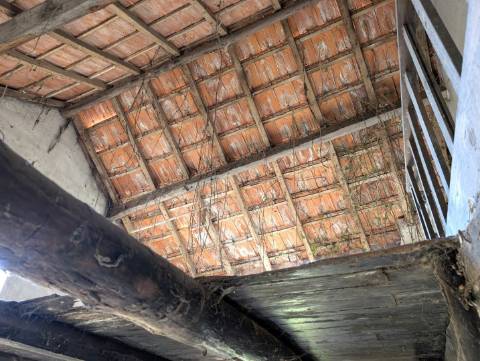 Moradia T3 para Restaurar em Mataduços – Esgueira