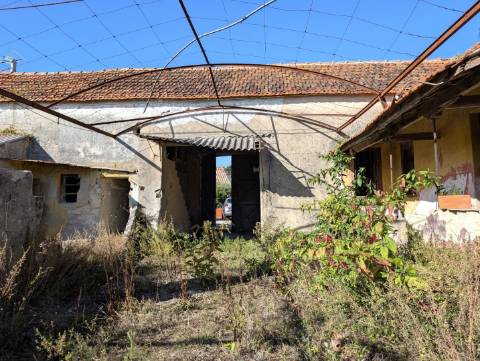 Moradia T3 para Restaurar em Mataduços – Esgueira