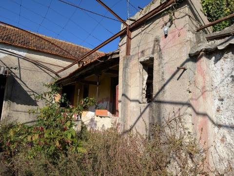 Moradia T3 para Restaurar em Mataduços – Esgueira