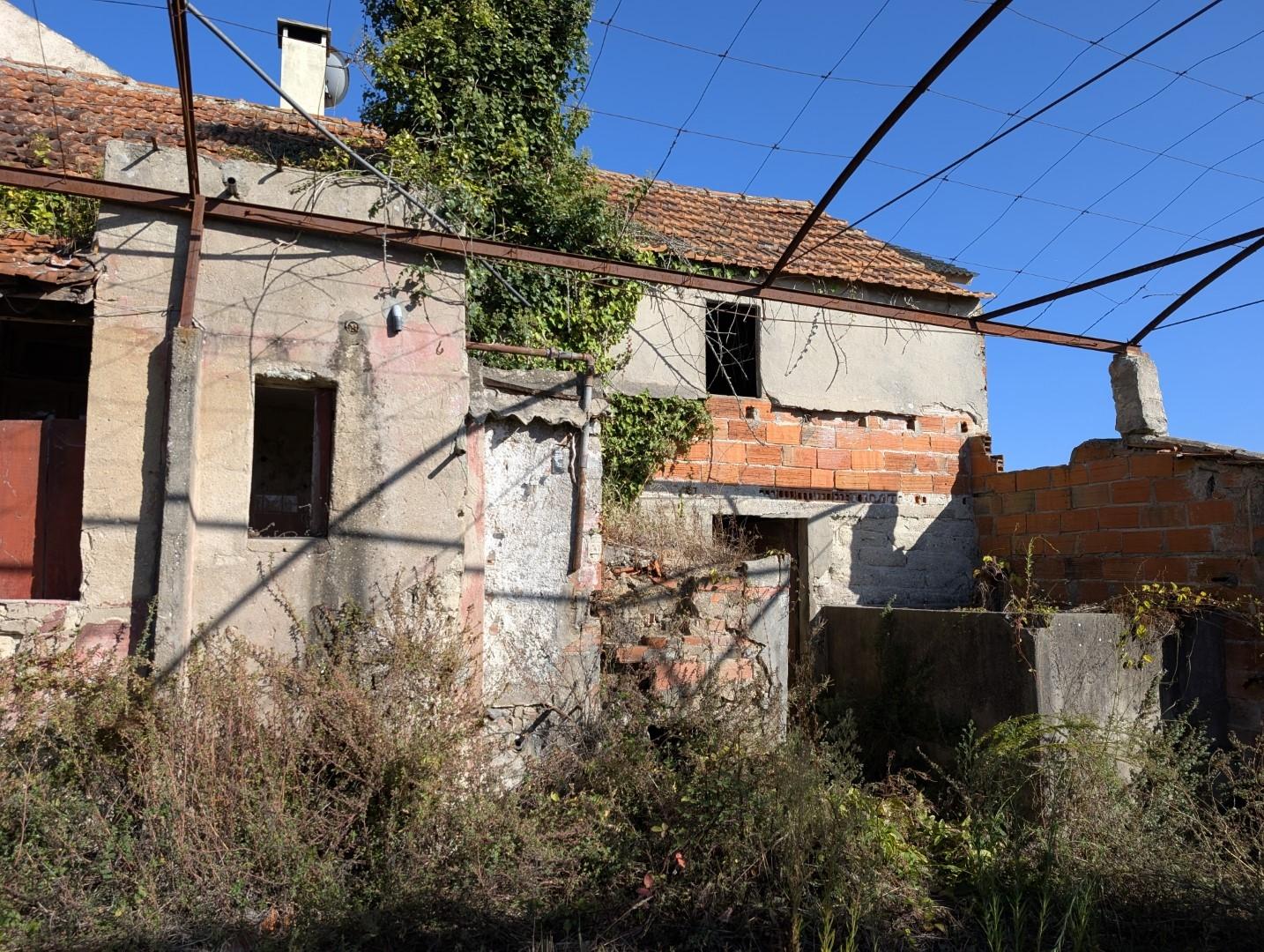 Moradia T3 para Restaurar em Mataduços – Esgueira