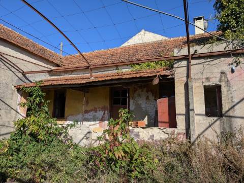Moradia T3 para Restaurar em Mataduços – Esgueira