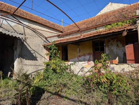 Moradia T3 para Restaurar em Mataduços – Esgueira