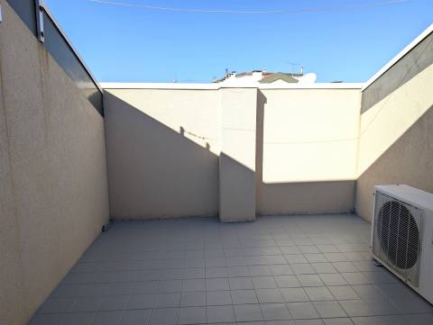 T3 Duplex para Arrendamento - Totalmente Mobilado e Equipado