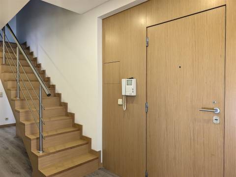 T3 Duplex para Arrendamento - Totalmente Mobilado e Equipado