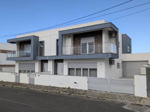 Moradia T4 Geminada - Vagos