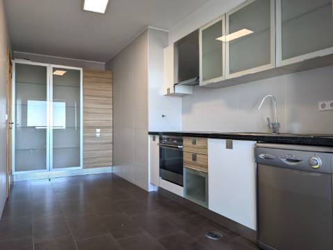 Apartamento T4 - Implex - Urbanização Glicínias