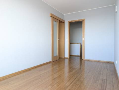 Apartamento T4 - Implex - Urbanização Glicínias