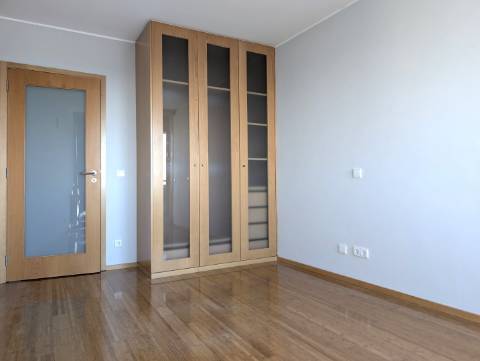 Apartamento T4 - Implex - Urbanização Glicínias