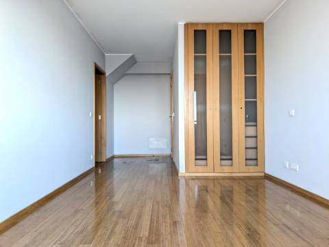 Apartamento T4 - Implex - Urbanização Glicínias
