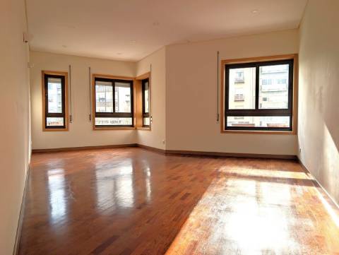 Apartamento T3 Totalmente Remodelado - Avenida Dr. Lourenço Peixinho