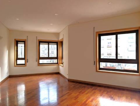 Apartamento T3 Totalmente Remodelado - Avenida Dr. Lourenço Peixinho