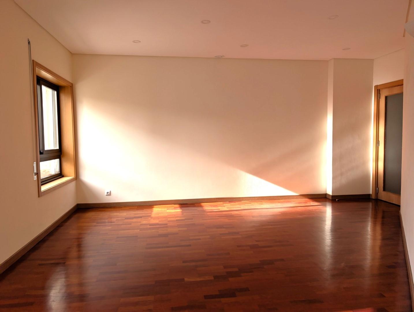 Apartamento T3 Totalmente Remodelado - Avenida Dr. Lourenço Peixinho