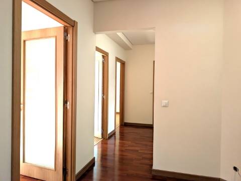 Apartamento T3 Totalmente Remodelado - Avenida Dr. Lourenço Peixinho