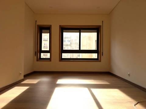 Apartamento T3 Totalmente Remodelado - Avenida Dr. Lourenço Peixinho