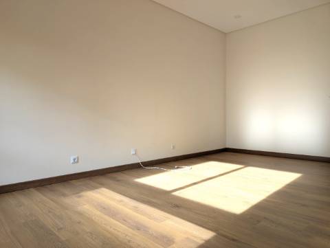 Apartamento T3 Totalmente Remodelado - Avenida Dr. Lourenço Peixinho