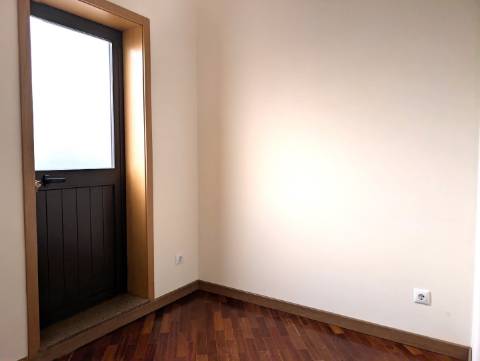 Apartamento T3 Totalmente Remodelado - Avenida Dr. Lourenço Peixinho