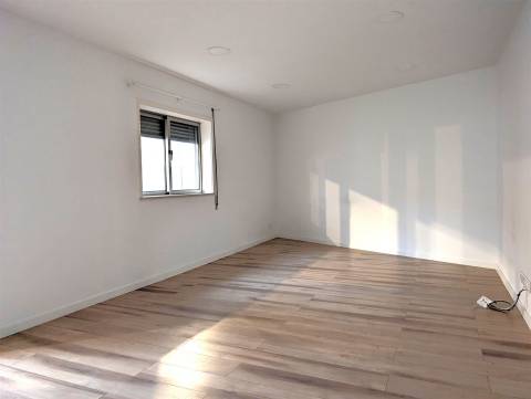 Apartamento T2 Remodelado –  Centro de Esgueira