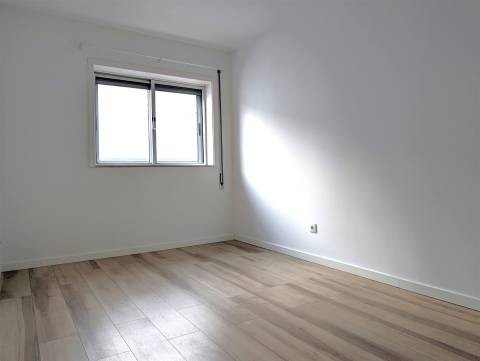 Apartamento T2 Remodelado –  Centro de Esgueira