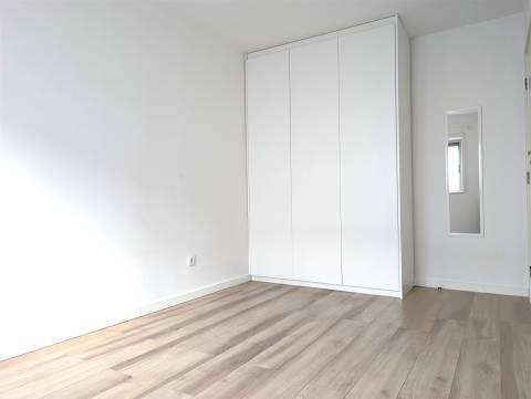 Apartamento T2 Remodelado –  Centro de Esgueira