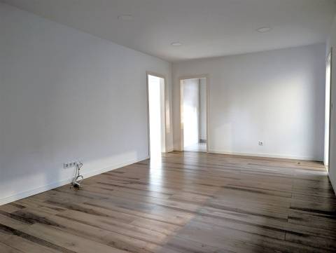 Apartamento T2 Remodelado –  Centro de Esgueira