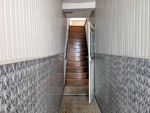 Moradia para reabilitar - Bairro Beira Mar