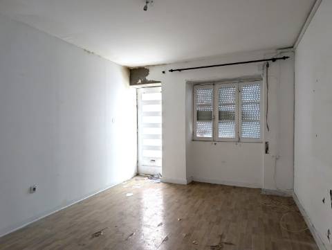 Moradia para reabilitar - Bairro Beira Mar