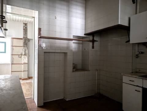 Moradia para reabilitar - Bairro Beira Mar