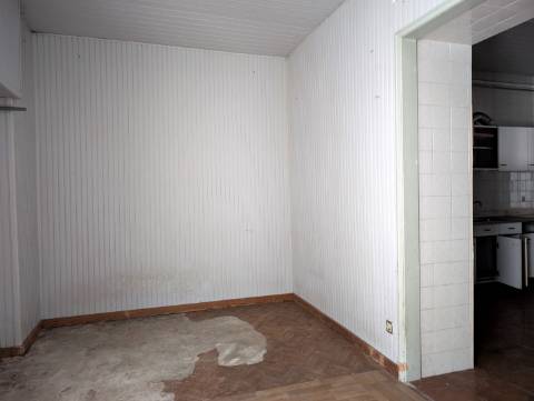 Moradia para reabilitar - Bairro Beira Mar