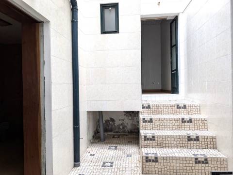 Moradia para reabilitar - Bairro Beira Mar