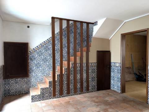 Moradia para reabilitar - Bairro Beira Mar