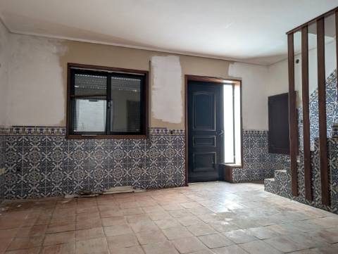 Moradia para reabilitar - Bairro Beira Mar