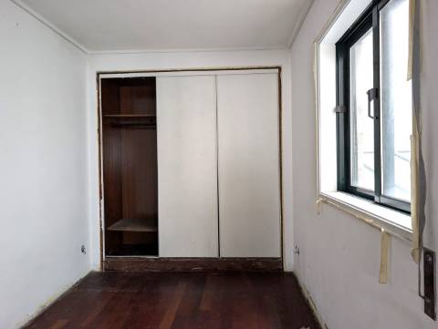 Moradia para reabilitar - Bairro Beira Mar