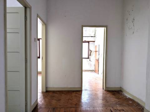 Moradia para reabilitar - Bairro Beira Mar