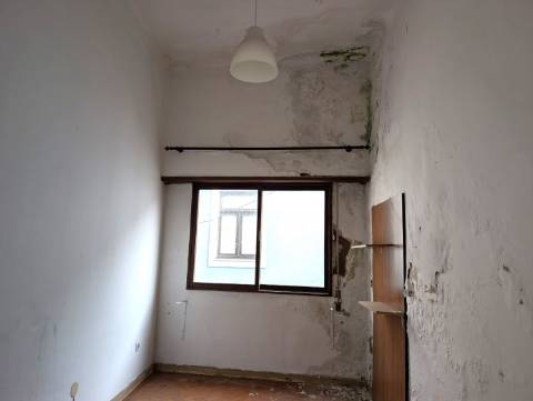 Moradia para reabilitar - Bairro Beira Mar