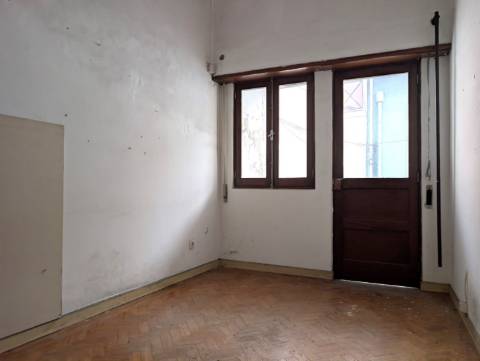 Moradia para reabilitar - Bairro Beira Mar