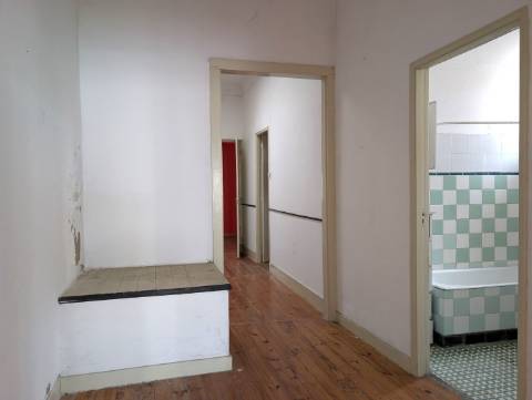 Moradia para reabilitar - Bairro Beira Mar