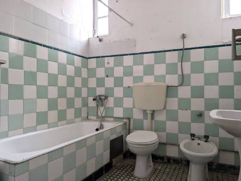 Moradia para reabilitar - Bairro Beira Mar