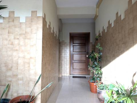 Habitação no último piso com terraço e vistas a poente !