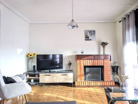 Habitação no último piso com terraço e vistas a poente !