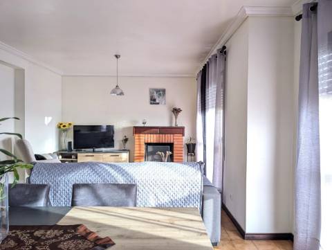Habitação no último piso com terraço e vistas a poente !