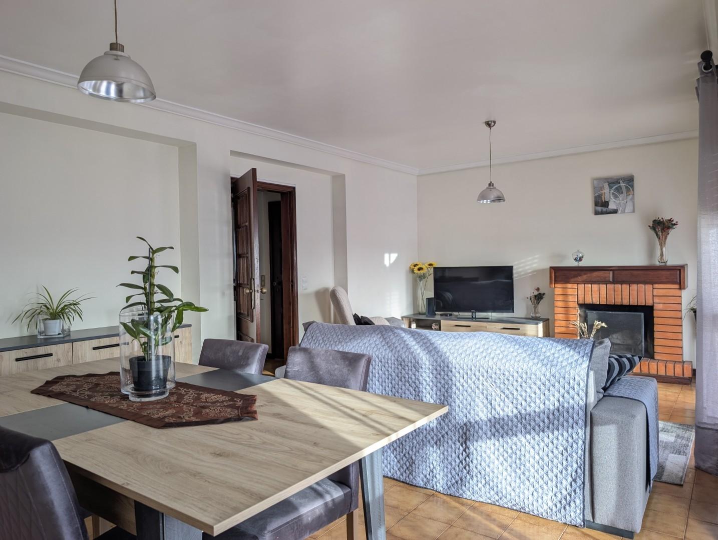 Habitação no último piso com terraço e vistas a poente !