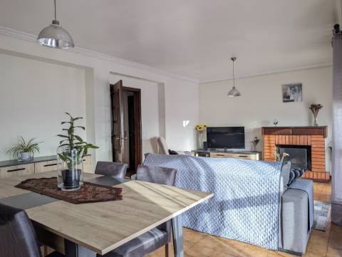 Habitação no último piso com terraço e vistas a poente !