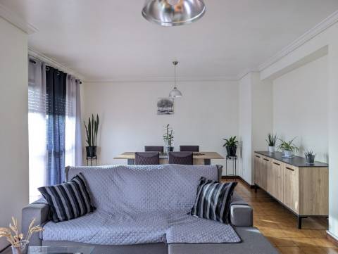 Habitação no último piso com terraço e vistas a poente !