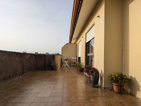 Habitação no último piso com terraço e vistas a poente !