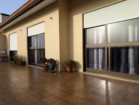 Habitação no último piso com terraço e vistas a poente !