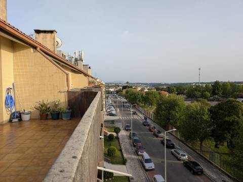 Habitação no último piso com terraço e vistas a poente !